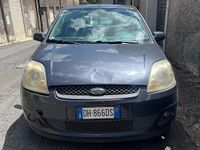 Usata Ford Fiesta Zetec 68 CV (50 kW) 2007 Grigio Utilitaria
