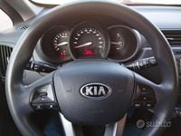 Usado Kia Rio 85 HP (62 kW) 2011 Vermelho Sedan