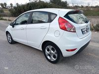 Usata Ford Fiesta 97 CV (71 kW) 2014 Bianco Utilitaria