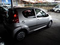 Usata Peugeot 107 68 CV (50 kW) 2010 Argento Utilitaria