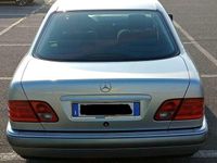 Usata Mercedes E200 Elegance 136 CV (100 kW) 1998 Argento Berlina