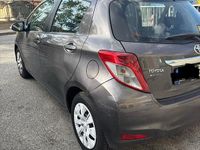 Usata Toyota Yaris 65 CV (47 kW) 2012 Grigio Berlina