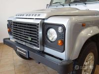 Usata Land Rover Defender SE 122 CV (89 kW) 2010 Grigiogrigio SUV