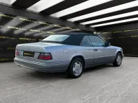 Usado Mercedes E200 136 CV (100 kW) 1995 Gris Descapotable