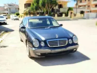 Usata Mercedes E220 Elegance 143 CV (105 kW) 2001 Blu/azzurro Berlina