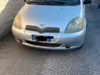 Usata Toyota Yaris 68 CV (50 kW) 1999 Grigio Utilitaria