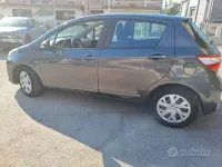 Usata Toyota Yaris Lounge 69 CV (50 kW) 2017 Grigio Berlina