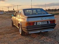 Usata Alfa Romeo 75 148 CV (108 kW) 1988 Grigio Berlina
