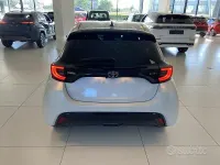 Nuova Toyota Yaris Hybrid Lounge 2026 Bianco Berlina
