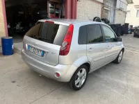 Usata Ford Fiesta Ghia 68 CV (50 kW) 2005 Argento Utilitaria
