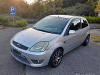 Usata Ford Fiesta 73 CV (53 kW) 2004 Grigio Utilitaria