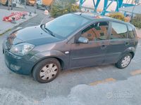 Begagnad Ford Fiesta Ghia 68 HK (50 kW) 2007 Grå Halvkombi