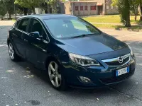 Usata Opel Astra Cosmo 125 CV (91 kW) 2011 Bluazzurro Berlina