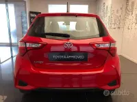 Usata Toyota Yaris Cool 69 CV (50 kW) 2017 Rosso Berlina