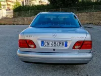 Usata Mercedes E200 186 CV (136 kW) 1998 Grigio Berlina