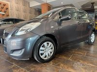 Usata Toyota Yaris Eco 69 CV (50 kW) 2010 Grigio Utilitaria