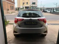 Usata Toyota Yaris Hybrid Cool 73 CV (53 kW) 2018 Argento Berlina