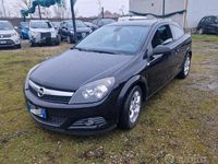 Usata Opel Astra Edition 110 CV (80 kW) 2010 Nero Berlina