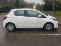 Usata Toyota Yaris Cool 90 CV (66 kW) 2015 Bianco Utilitaria