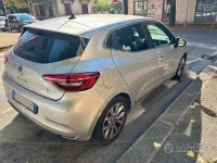 Usata Renault Clio V Intens 101 CV (74 kW) 2021 Grigio Berlina