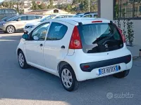 Usata Peugeot 107 Access 68 CV (50 kW) 2011 Bianco Utilitaria