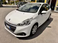 Gebraucht Peugeot 208 Allure 75 PS (55 kW) 2016 Weiß Kleinwagen