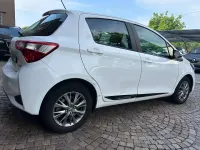 Usata Toyota Yaris Hybrid Active 73 CV (53 kW) 2017 Bianco Berlina