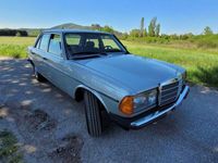 Usata Mercedes E200 109 CV (80 kW) 1983 Argento Berlina