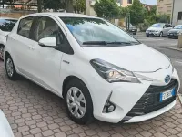 Usata Toyota Yaris Hybrid Cool 73 CV (53 kW) 2020 Bianco Berlina