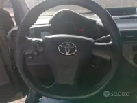 Begagnad Toyota iQ 68 HK (50 kW) 2009 Röd Halvkombi