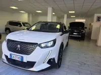 Usata Peugeot 2008 Allure 131 CV (96 kW) 2020 Bianco + tetto nero SUV
