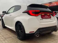 Usado Toyota Yaris 280 CV (205 kW) 2024 Blanco Utilitario