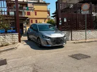 Usata Peugeot 208 Allure 101 CV (74 kW) 2025 Grigio Utilitaria