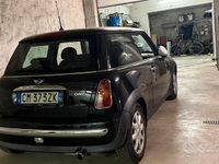 Begagnad Mini ONE 90 HK (66 kW) 2002 Svart Halvkombi