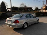 Usata Mercedes E270 177 CV (130 kW) 2004 Grigio Berlina