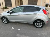 Usata Ford Fiesta 75 CV (55 kW) 2013 Grigio Berlina