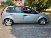 Usata Ford Fiesta 80 CV (58 kW) 2004 Grigio Utilitaria