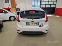 Usata Ford Fiesta Titanium 82 CV (60 kW) 2011 Bianco Berlina