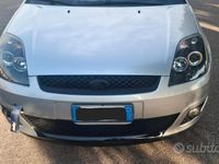 Usata Ford Fiesta Titanium 68 CV (50 kW) 2007 Grigio Utilitaria
