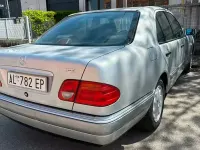 Usata Mercedes E200 136 CV (100 kW) 1996 Grigio Berlina