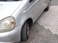 Usata Toyota Yaris 75 CV (55 kW) 2002 Argento Berlina