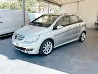 Usata Mercedes B200 140 CV (102 kW) 2008 Rosso Monovolume