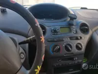 Usata Toyota Yaris 68 CV (50 kW) 2000 Grigio Utilitaria