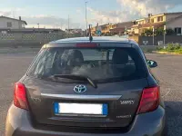 Usata Toyota Yaris Hybrid Active 75 CV (55 kW) 2015 Grigio Berlina