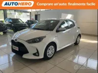 Usata Toyota Yaris Hybrid Active 73 CV (53 kW) 2020 Bianco Berlina