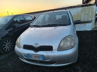 Usado Toyota Yaris 68 CV (50 kW) 2002 Plateado Berlina