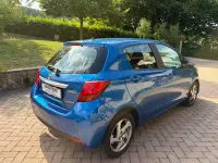Usata Toyota Yaris Hybrid Active 73 CV (53 kW) 2016 Blu Berlina
