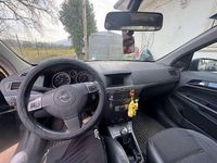 Usata Opel Astra Elegance 101 CV (74 kW) 2005 Nero Berlina