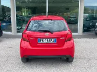 Usata Toyota Yaris Lounge 69 CV (50 kW) 2016 Rosso Berlina