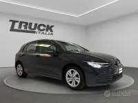 Usata VW Golf VIII Life 116 CV (85 kW) 2023 Grigio scuro Berlina